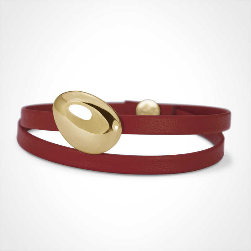 Bracelet galet medium Classic LA PLAIA en or jaune 750 millièmes sur bracelet cuir rouge.