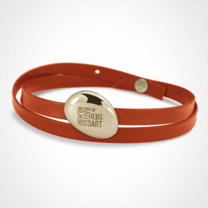 Bracelet galet extra-large M'en bati sieu nissart LA PLAIA en or jaune 750 millièmes sur bracelet cuir orange.