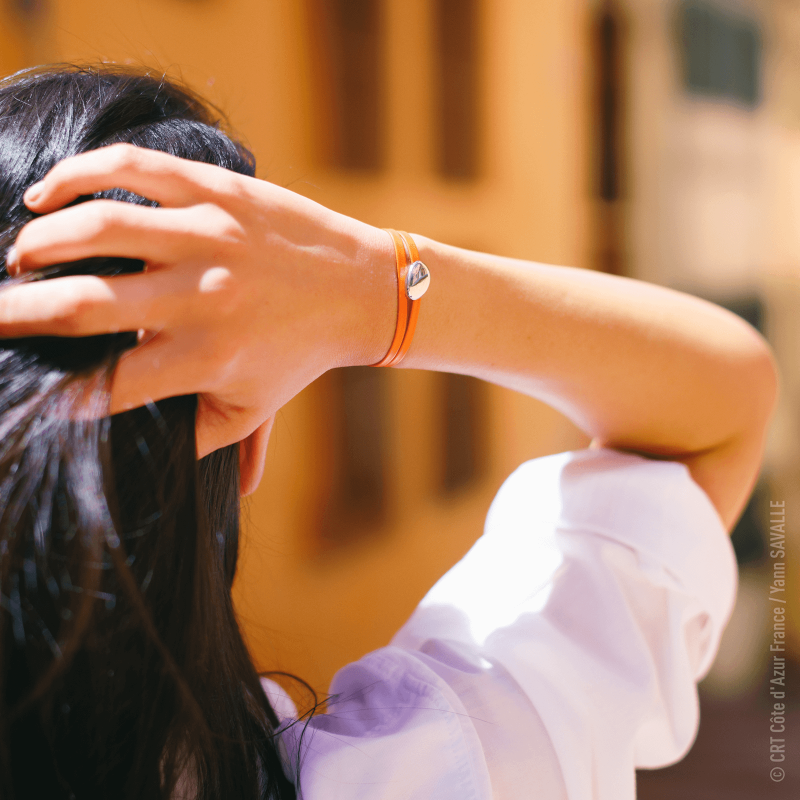 Bracelet galet LA PLAIA en or jaune 750 millièmes rhodié sur bracelet cuir.