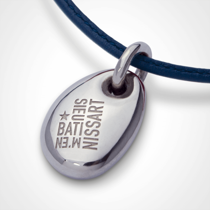 Pendentif galet extra-large "M'en bati sieu nissart" LA PLAIA en or blanc 750 millièmes rhodié sur bracelet cuir marine.