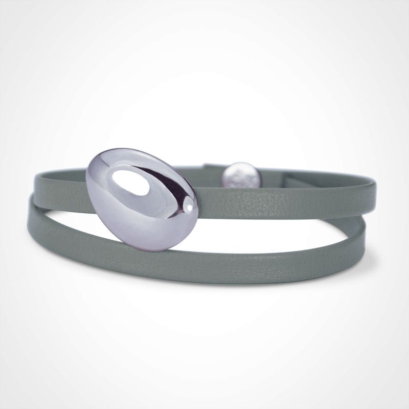 Bracelet galet medium Classic LA PLAIA en argent 925 millièmes rhodié sur bracelet cuir gris.