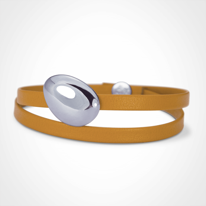 Bracelet galet medium Classic LA PLAIA en argent 925 millièmes rhodié sur bracelet cuir moutarde.