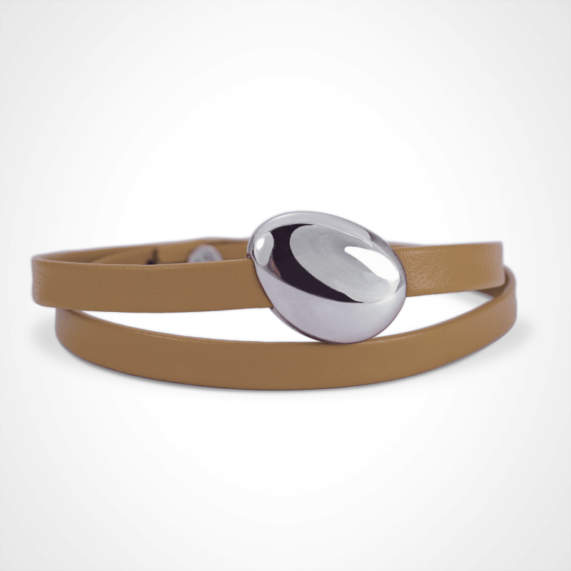 Bracelet galet extra-large Classic LA PLAIA en argent 925 millièmes rhodié sur bracelet cuir beige.