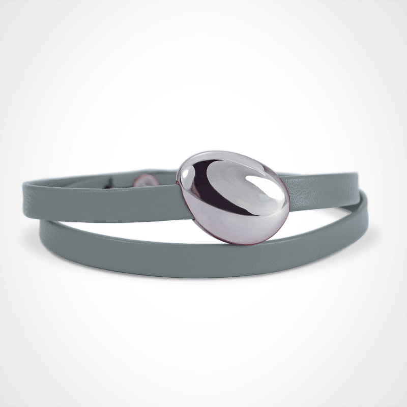 Bracelet galet extra-large Classic LA PLAIA en argent 925 millièmes rhodié sur bracelet cuir gris.
