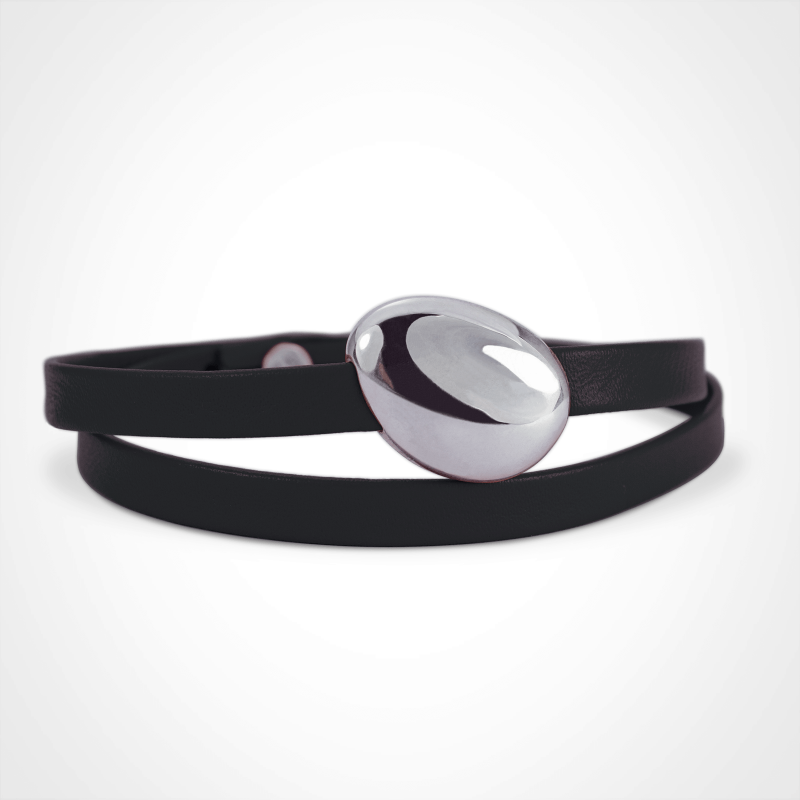 Bracelet galet extra-large Classic LA PLAIA en argent 925 millièmes rhodié sur bracelet cuir noir.