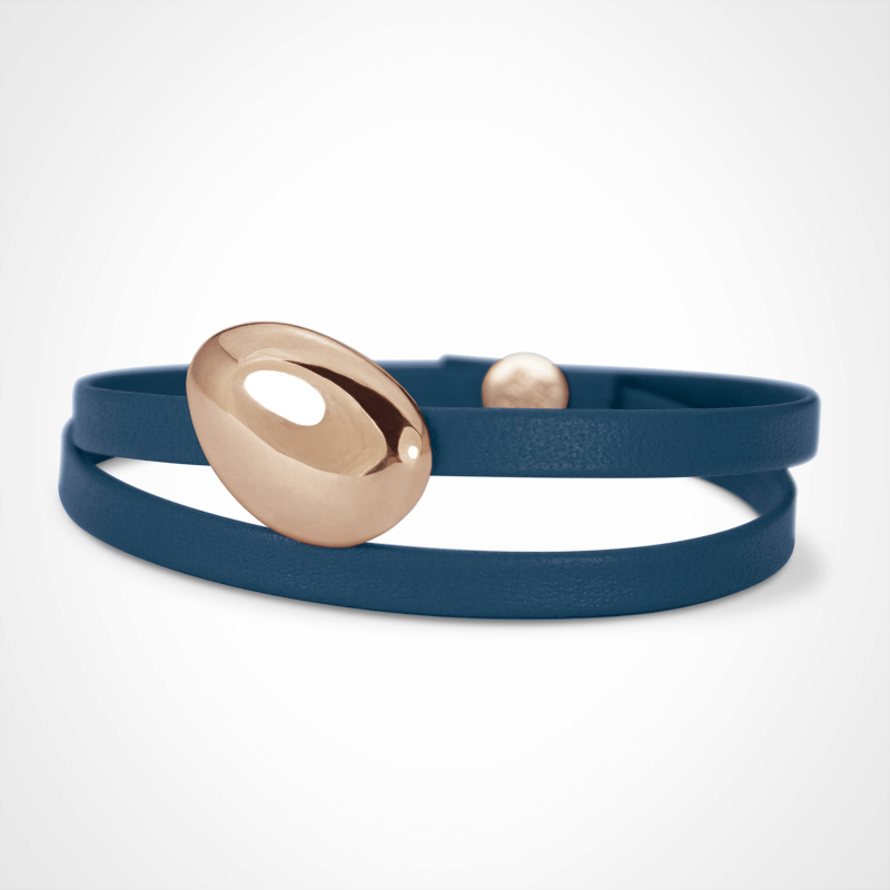 Bracelet galet medium Classic LA PLAIA en or rose 750 millièmes sur bracelet cuir marine.