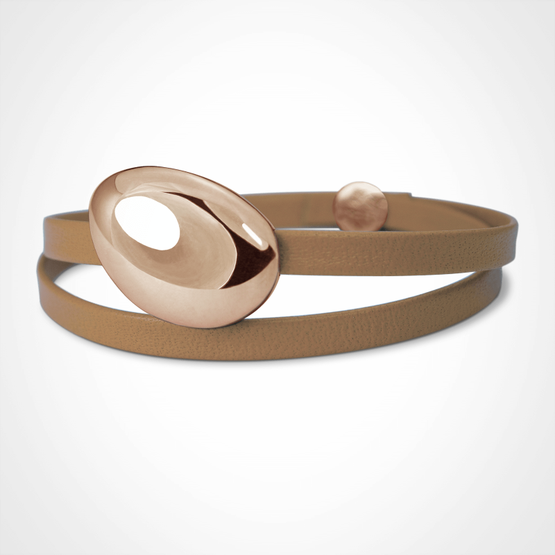 Bracelet galet large Classic LA PLAIA en or rose 750 millièmes sur bracelet cuir beige.