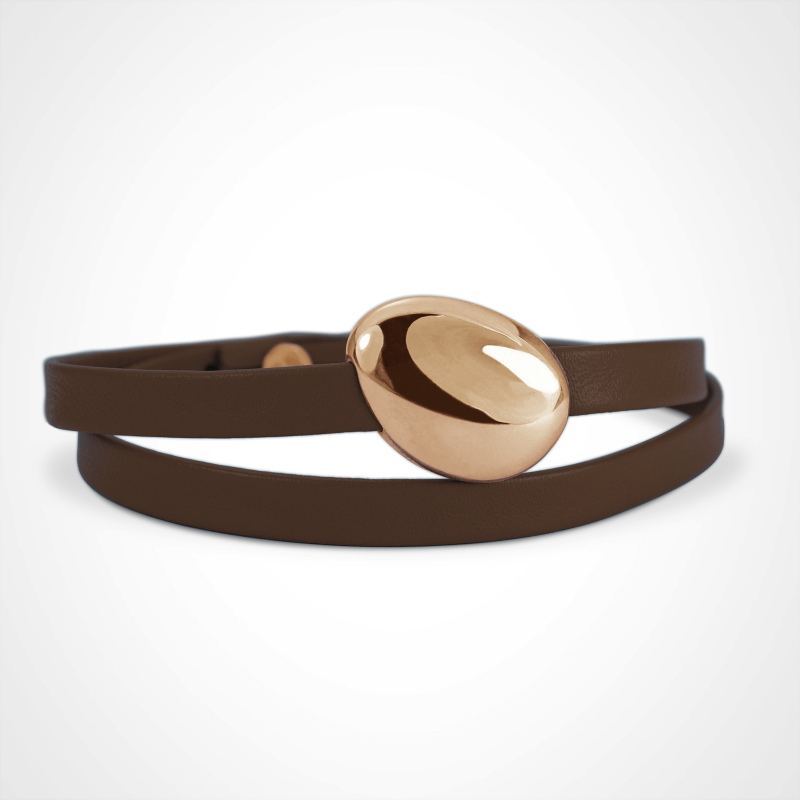Bracelet galet extra-large Classic LA PLAIA en or rose 750 millièmes sur bracelet cuir chocolat.