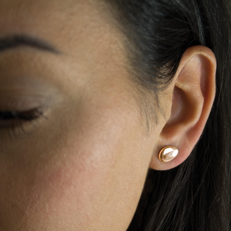 LA PLÀIA vous présente les boucles d'oreille puce galet "Classic" en or rose. A la fois discrète et élégante !