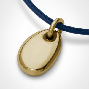 Pendentif galet extra-large "Classic" LA PLAIA en or jaune 750 millièmes rhodié sur bracelet cuir marine.