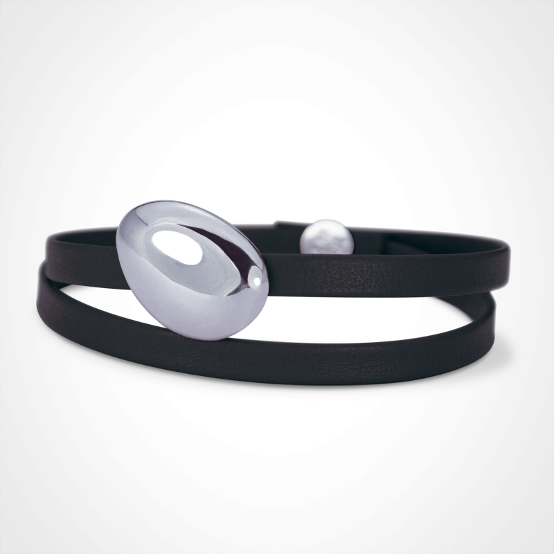 Bracelet galet medium Classic LA PLAIA en or blanc 750 millièmes rhodié sur bracelet cuir noir.