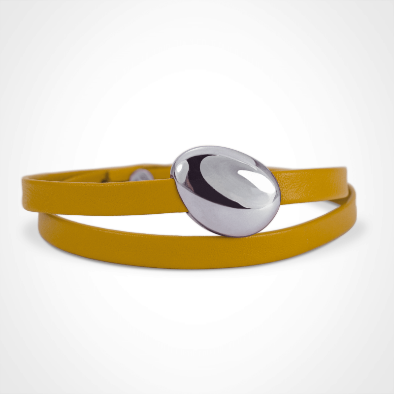 Bracelet galet extra-large Classic LA PLAIA en or blanc 750 millièmes rhodié sur bracelet cuir moutarde.