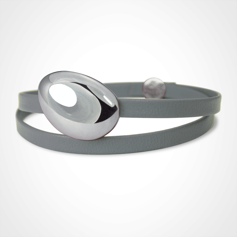 Bracelet galet large Classic LA PLAIA en or blanc 750 millièmes rhodié sur bracelet cuir gris.