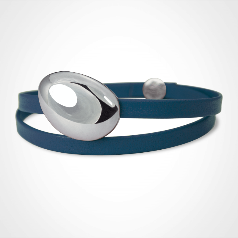 Bracelet galet large Classic LA PLAIA en or blanc 750 millièmes rhodié sur bracelet cuir marine.